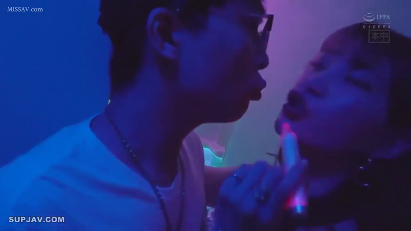 荧光棒 · 靠近 · 面部特写 · 调情 · 嘟嘴 · 蓝色氛围灯 · 白色汗衫 · 霓虹灯房间