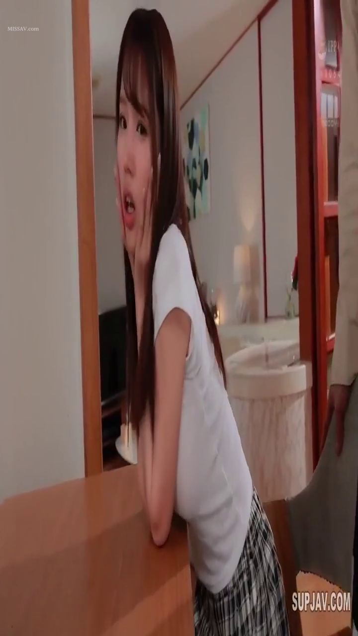 室内 · 单人 · 半身 · テーブル · 惊讶 · 回头 · 学生装 · 扶桌前倾