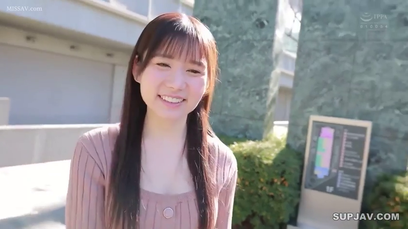 站立 · 微笑 · 面部特写 · 对视 · 针织衫 · 户外 · 告示牌 · 真人