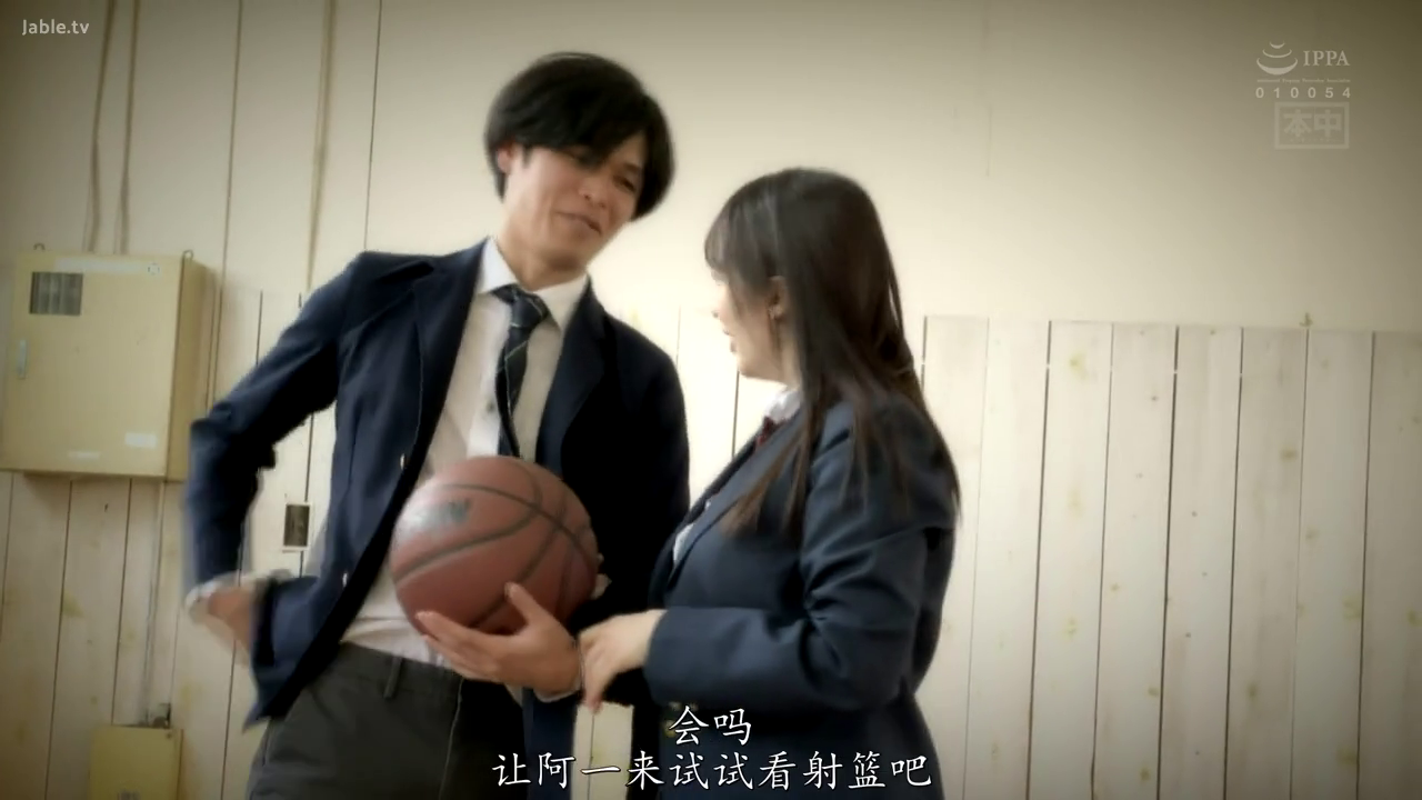 制服 · 站立 · 中景 · 微笑 · 校园 · 篮球 · 体育馆 · 持球对话