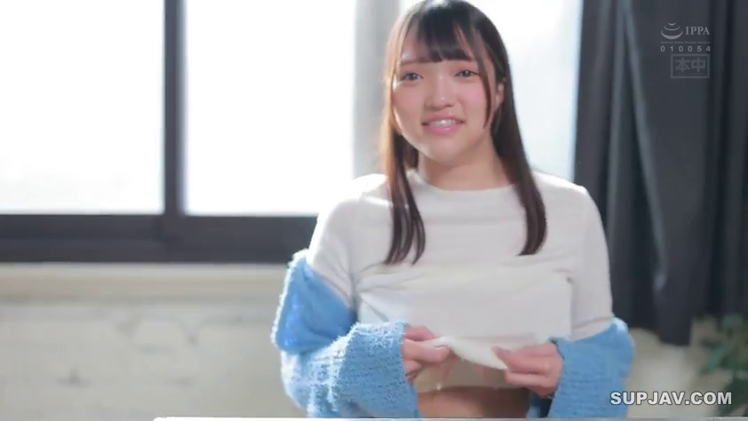 室内 · 坐姿 · 女性 · 微笑 · 上半身 · 毛衣 · 掀起上衣