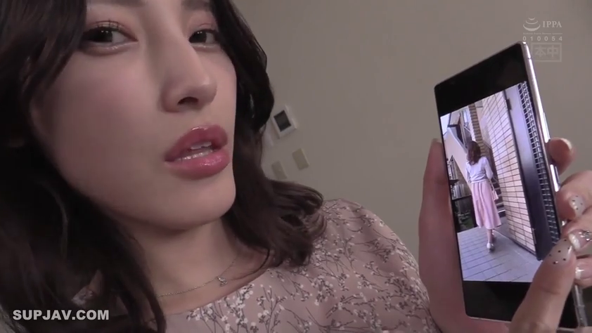 室内 · 严肃 · 脸部 · 手机 · 碎花上衣 · 手持手机 · 展示手机画面