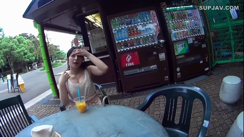 座り姿勢 · 中景 · 困惑 · 額に手を当てる · 广角 · 自動販売機 · 米色吊带背心 · 户外休息区