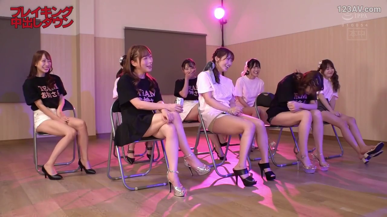 坐姿 · 全景 · 笑容 · 室内大厅 · 多人场景 · 折叠椅 · 团队T恤 · 群聚互动