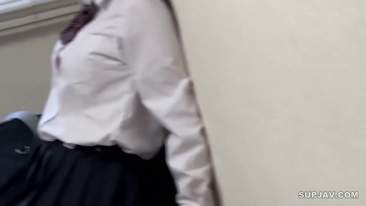 室内 · 校服 · 站立 · 行走 · 身体特写 · 未知 · 画面模糊