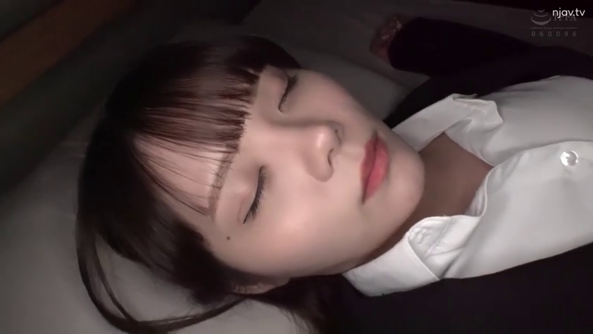 脸部特写 · 卧室 · OL · 平躺 · 熟睡 · 安详 · 白衬衫黑西装