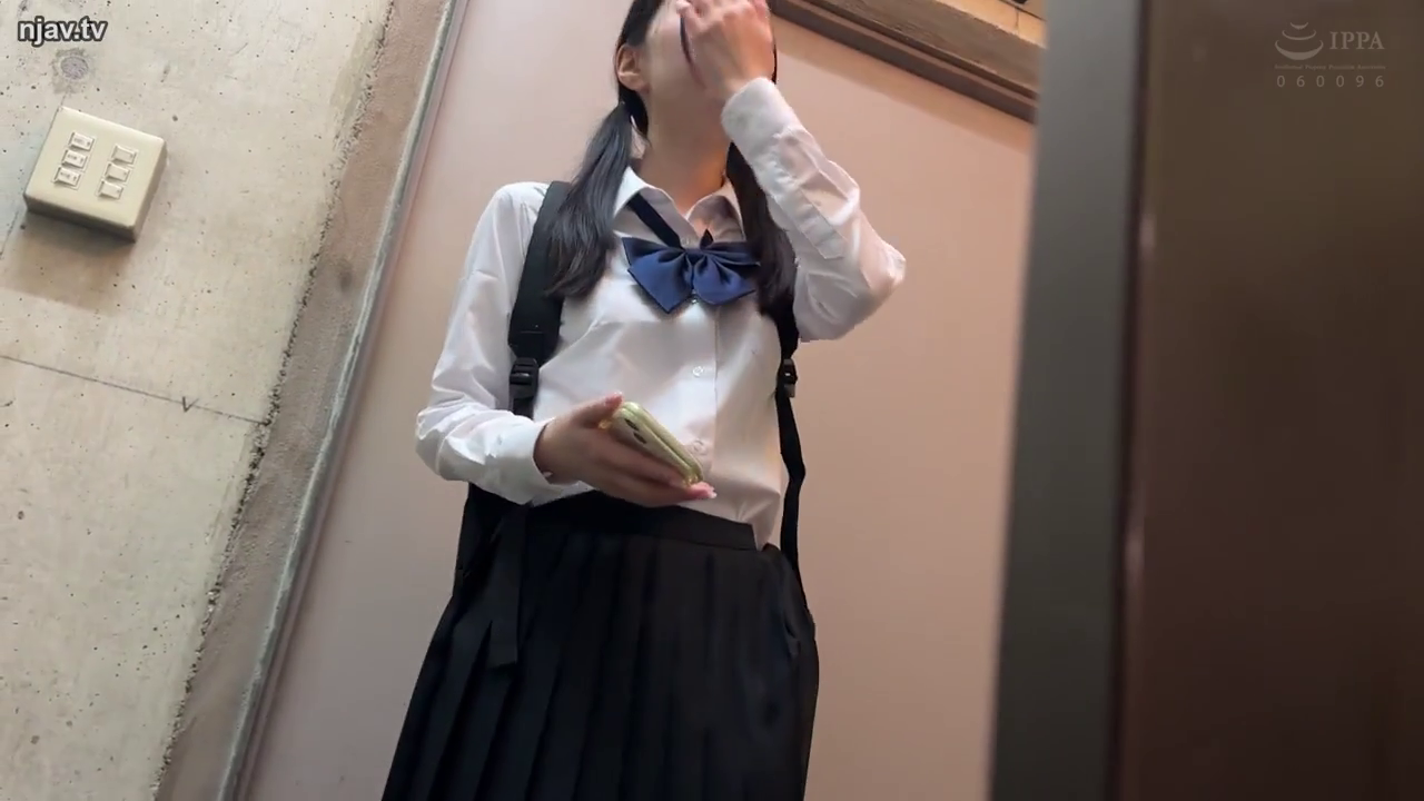 室内 · 单人 · 站立 · 中景 · 平静 · 手机 · 学生装 · 玩手机