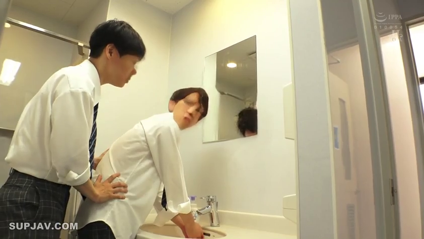 专注 · 中景 · 格纹裤 · 弯腰 · 洗手间 · 镜子 · 搂抱 · 校园题材