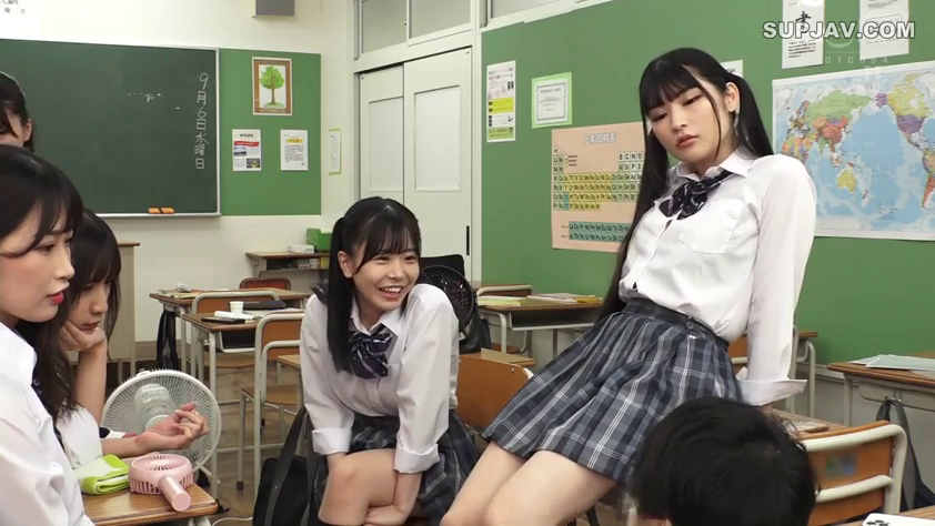 Sitting Posture · Conversation · Classroom · Medium shot · Smile · 电风扇 · JK Uniform · 校园题材