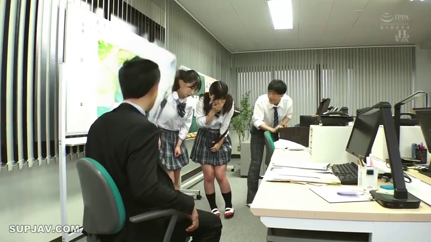 校服 · 办公室 · 羞涩 · 站姿 · 全景 · 电脑 · 对话 · 多人