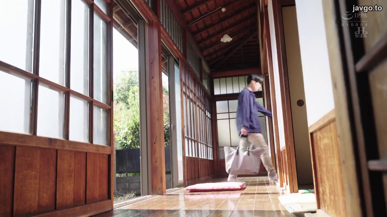 平静 · 坐垫 · 行走 · 日常场景 · 休闲衬衫 · 全身全景 · 日式走廊 · 携带包包