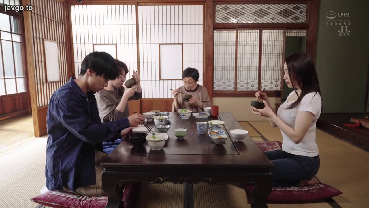 跪坐 · 自然 · 远景 · 餐具 · 吃饭 · 日式客厅 · 日常便装