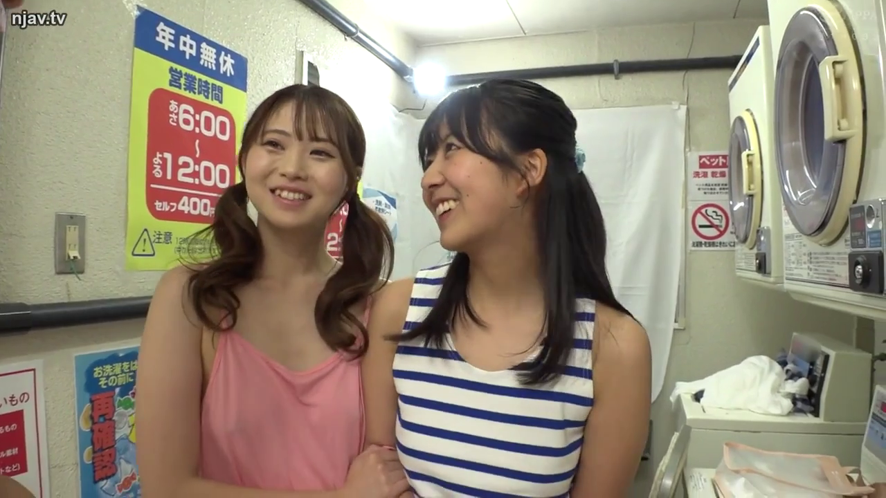 站立 · 抱擁 · 二人 · 吊帯シャツ · 开心 · 洗衣机 · 洗衣房