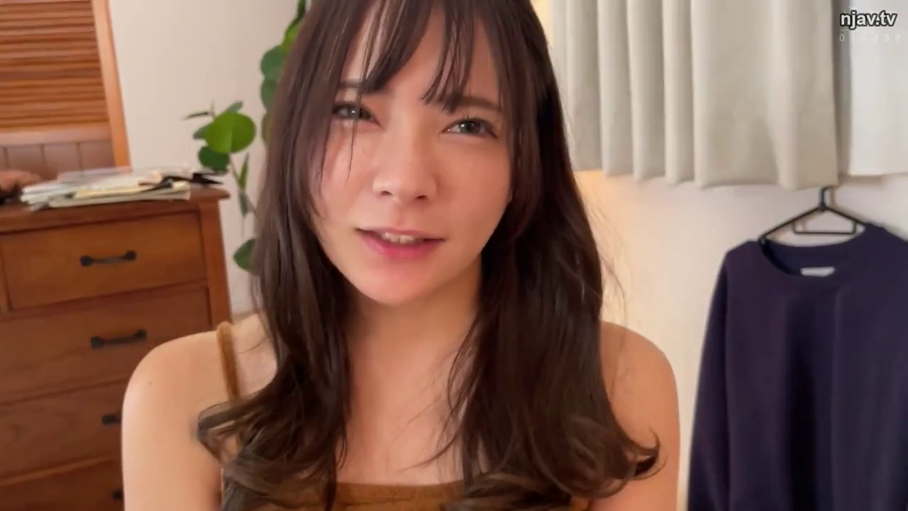 家具 · 顔のクローズアップ · 温柔 · 水印 · 室内寝室 · 微笑说话 · 棕色吊带衫 · 正面角度