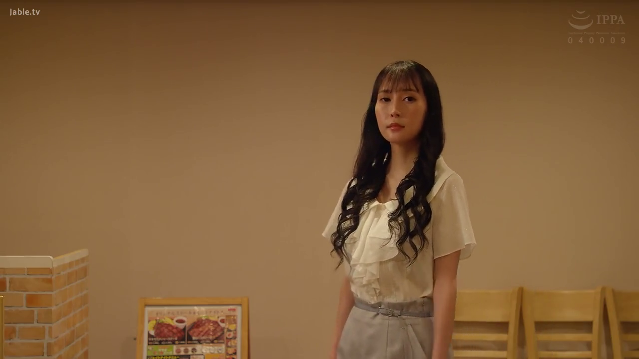 室內 · 嚴肅 · 站立 · 半身 · 凝视 · 餐厅 · 职场套装 · 菜单