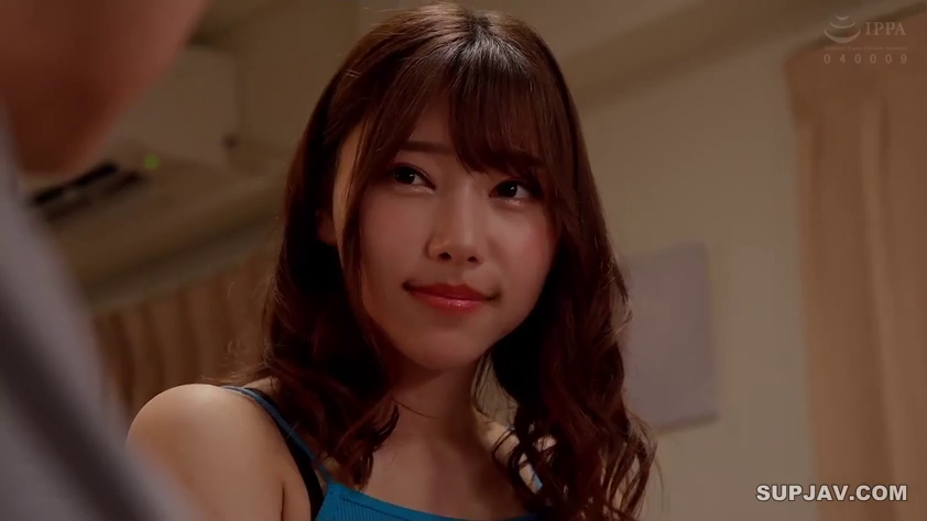 室内 · 微笑 · 面部特写 · 正坐 · 注视 · 长发 · 蓝色吊带