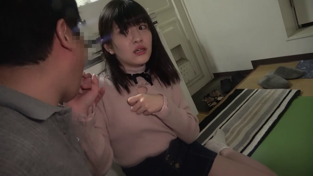 室内 · 坐姿 · 中景 · 粉色毛衣 · 榻榻米 · 交流 · 惊讶