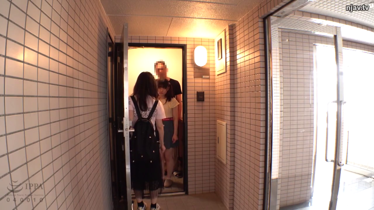 交谈 · 站立 · 平静 · 远景 · 多人 · 休闲服 · 玄关 · 背包