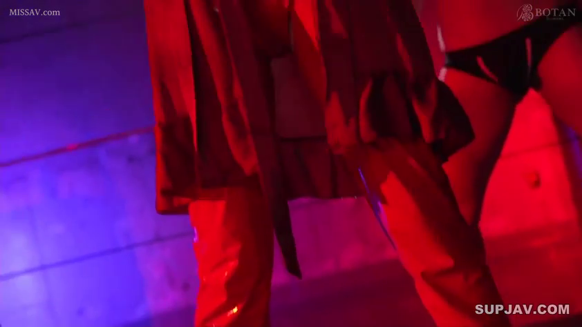 室内 · 站立 · 展示 · 脚部のクローズアップ · 氛围灯光 · 赤いスーツ