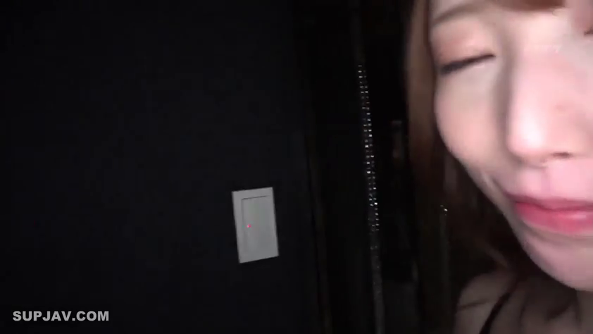 脸部 · 暗室 · 注视 · 特写 · 黑色内衣 · 闭眼享受 · 昏暗照明 · 电灯开关