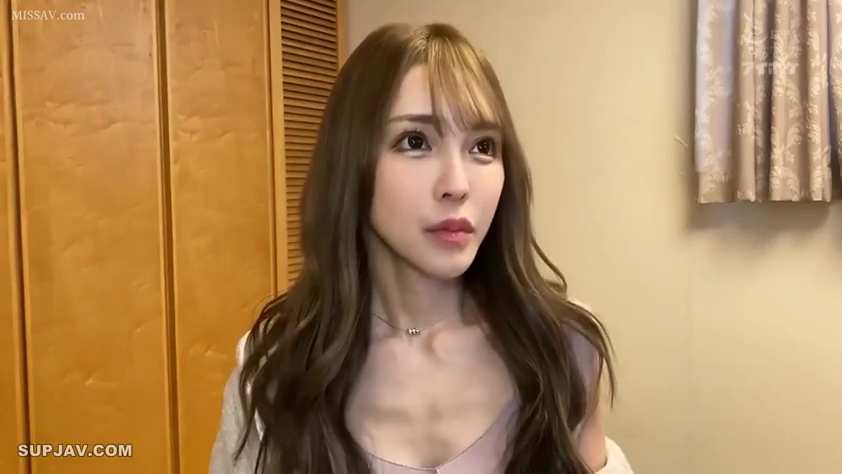 室内 · 站立 · 中景 · 平静 · 项链 · 凝视 · 吊带衫