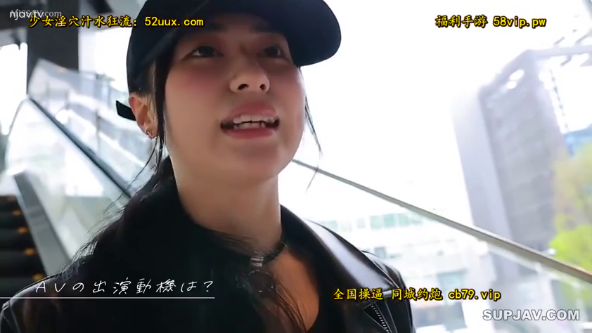 脸部 · 站立 · 自然 · 访谈 · 视频截图 · 皮衣与帽子 · 户外扶梯 · 扶梯