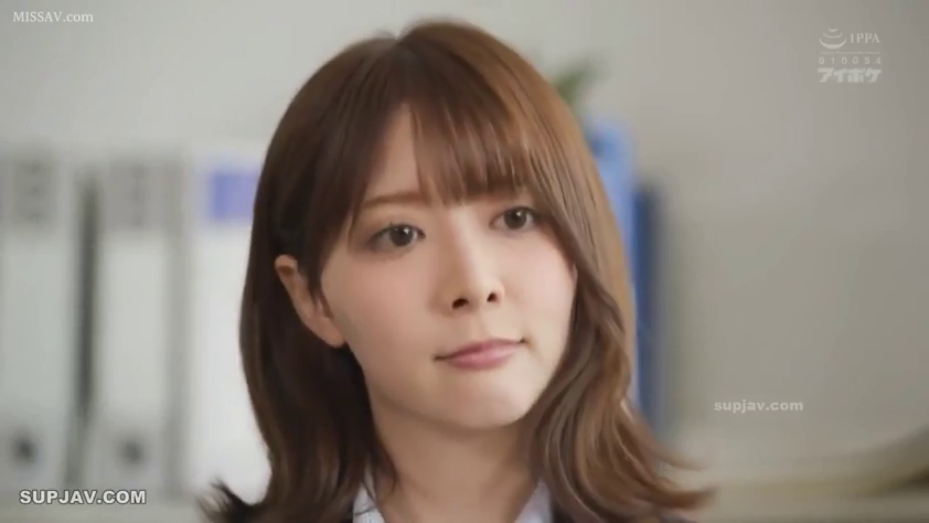 Sitting Posture · Close-up of the face · 办公室 · Smile · Business attire · Stare · 文件夹 · OL