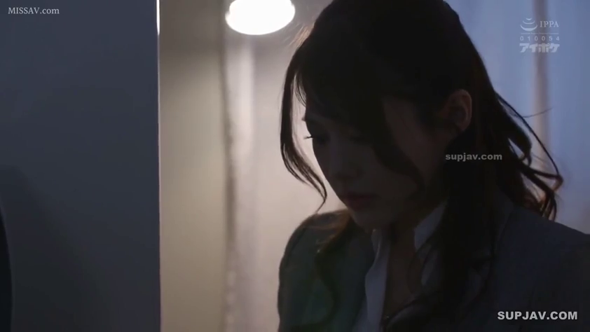 Indoor · Melancholy · Lower your head · Stand · 特写 · Side face · Business Formal Wear