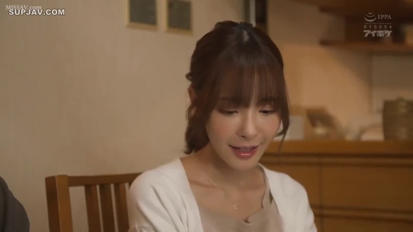 坐姿 · 微笑 · 交流 · 餐厅 · 头部特写 · 白色针织衫 · 居家日常