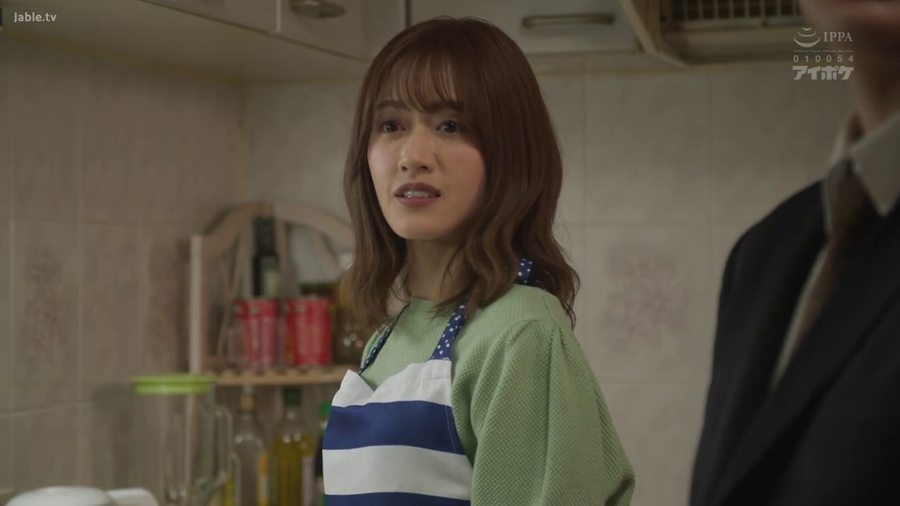 半身特写 · 厨房 · 站立姿势 · 不解 · 调味瓶 · 回头张望 · 蓝白条纹围裙 · 居家生活情景