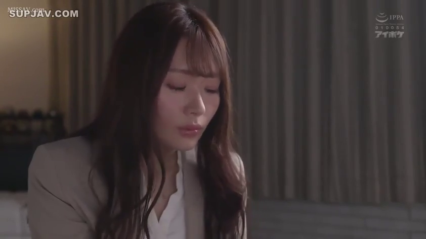 坐姿 · 忧郁 · 脸部 · 低头 · 职业西装 · 剧情 · 室内房间