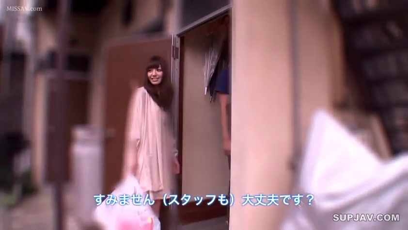 站立 · 微笑 · 户外 · 全身特写 · 长裙 · 街拍 · 手提袋 · 出门