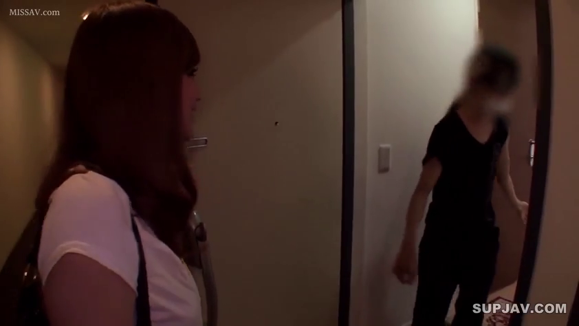 Stand · Medium shot · dim · Door · Side face · 玄关 · White T-shirt · Push the door