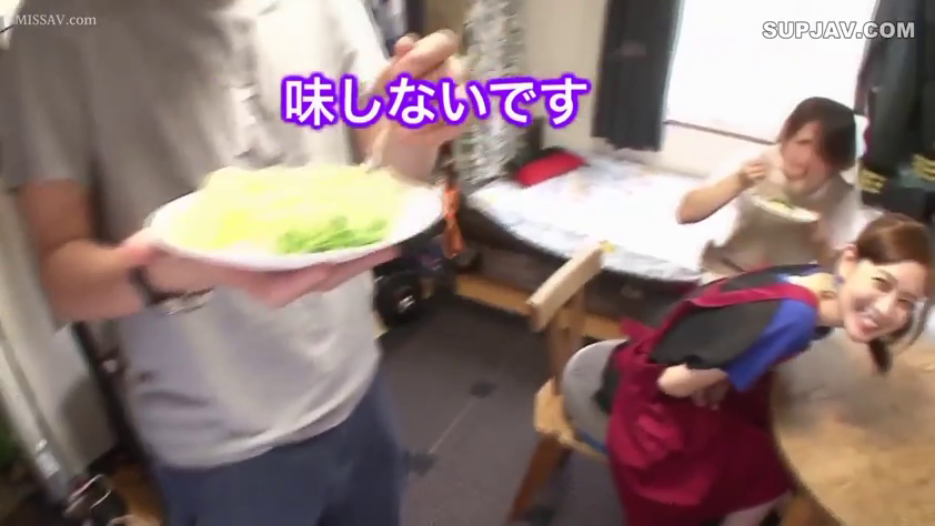 宿舍 · Medium shot · 进食 · Apron · 食物 · Pleasant · Lifestyle · 手持餐盘