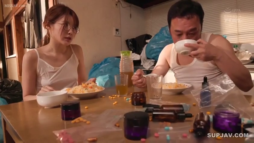 坐姿 · 背心 · 药瓶 · 餐厅 · 用餐 · 忧虑 · 透视效果