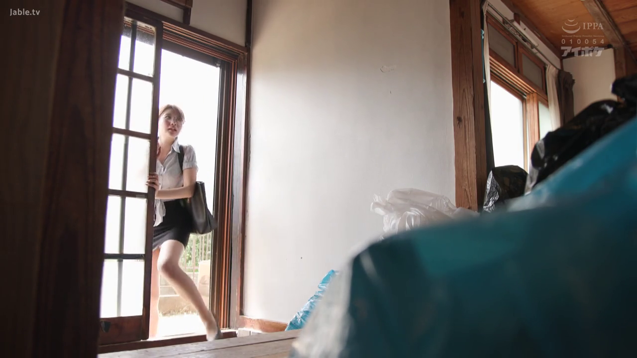 全身 · 站立 · 黑丝 · 手提包 · 惊讶 · OL制服 · 进门 · 日式民居