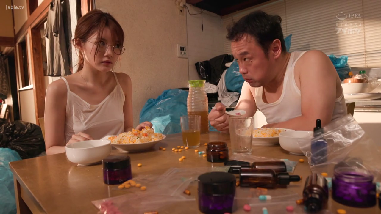 坐姿 · 餐厅 · 进食 · 茫然 · 杂乱 · 白色吊带衫 · 人物半身 · 药瓶与餐具