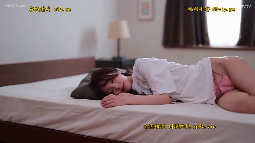 Whole body · Bedroom · Close your eyes · bed · Side-lying · White T-shirt · sleep · 内裤露出