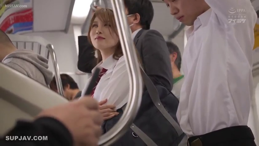 面部 · 站立 · 平静 · 制服 · 多人 · 乘车 · 电车 · 书包