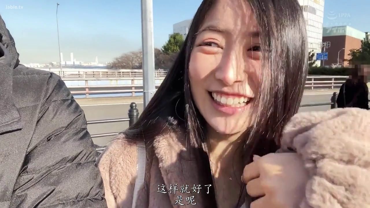 面部特写 · 站立姿势 · 街拍 · 开心表情 · 毛绒外套 · 室外桥梁 · 微笑行为