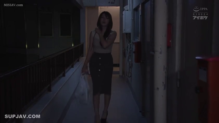 严肃 · 全景 · 楼道 · 黑色包臀裙 · 夜间 · 走姿 · 提物 · 塑料袋