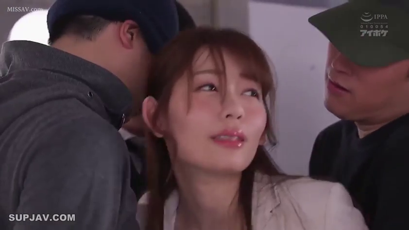 挤压 · 电车痴汉 · 紅潮 · 白色外套 · 公共の場 · 身体接触 · 帽子 · 顔のクローズアップ