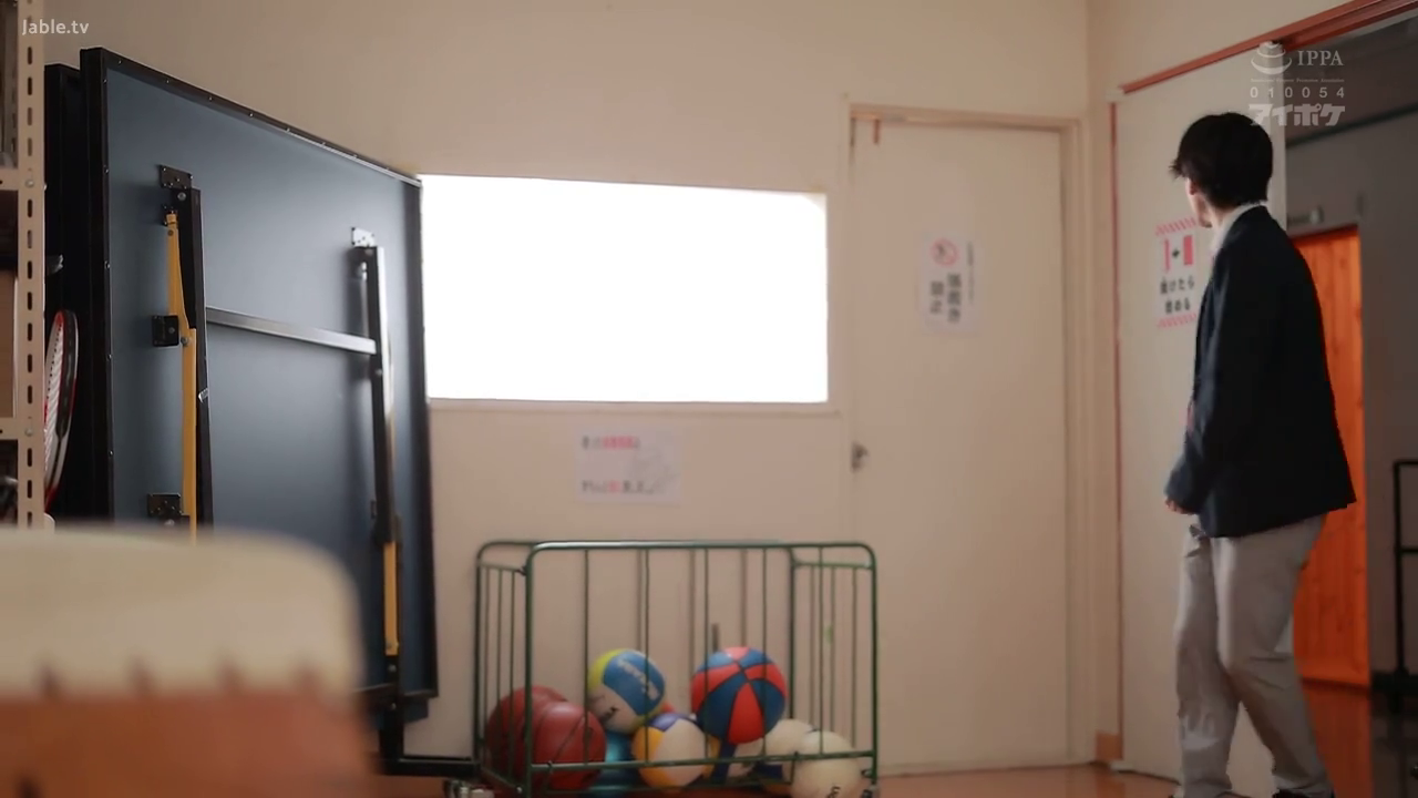 站立 · 远景 · 篮球 · 校园 · 走动 · 西装校服 · 体育器材室