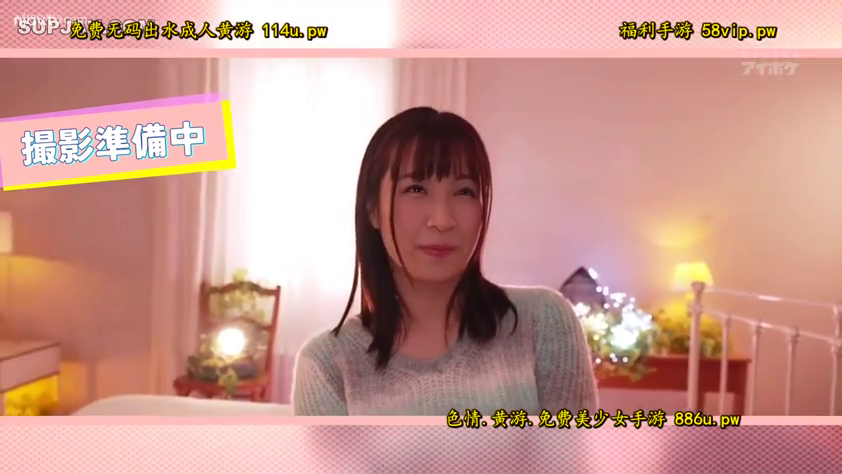 室内 · 坐姿 · 微笑 · 台灯 · 半身 · 注视 · 毛衣 · 柔光