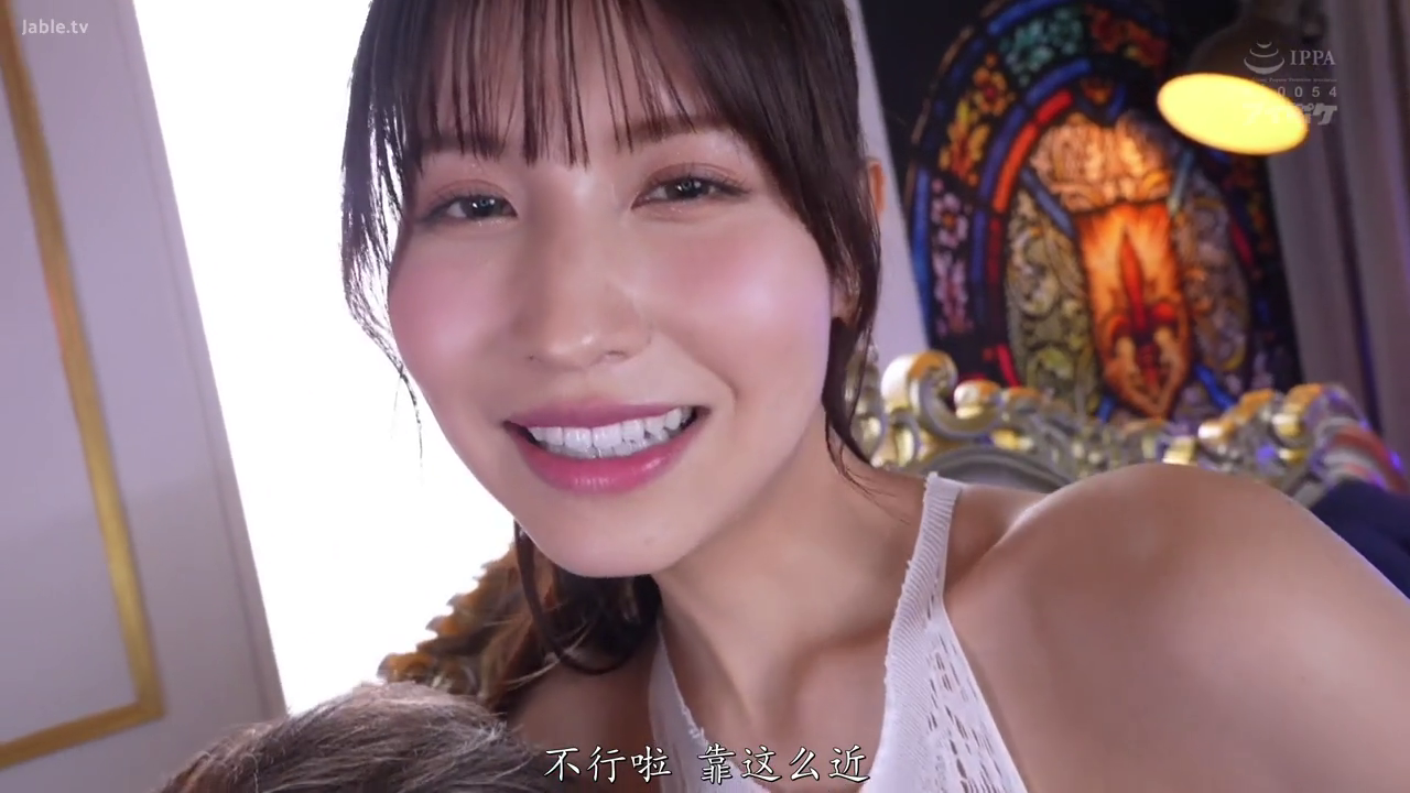 室内 · 身をかがめる · 顔 · 一人称視点 · 微笑 · 白いタンクトップ · 对视