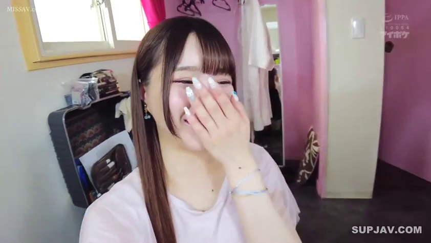 面部特写 · 长发 · 甜美微笑 · 精美美甲 · 居家卧室 · 淡粉色短袖T恤 · 单手遮脸 · 娇羞自拍