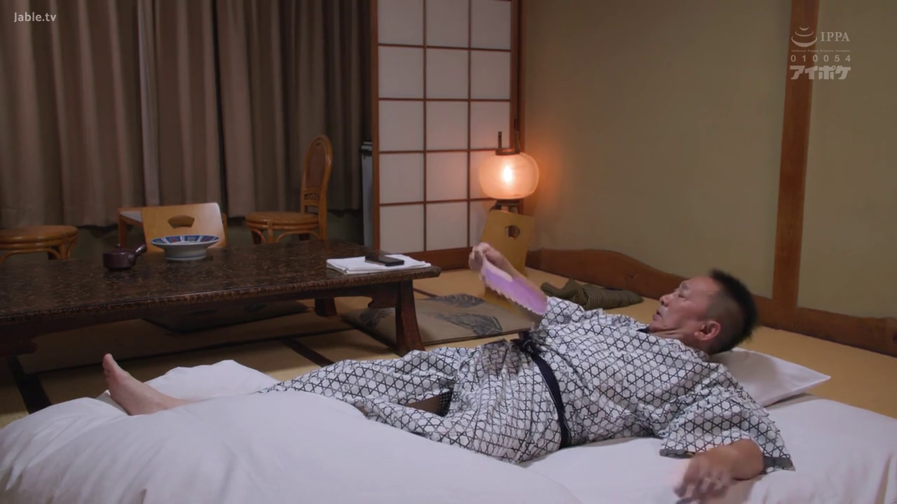 和室 · 平静 · 矮桌 · 男性 · 浴衣 · 躺卧 · 拿着内裤