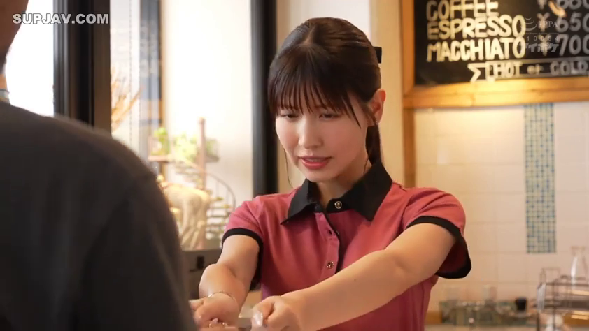 站立 · 中景 · 微笑 · 咖啡馆 · 价目表 · 递物 · 粉色工作服 · 服务员