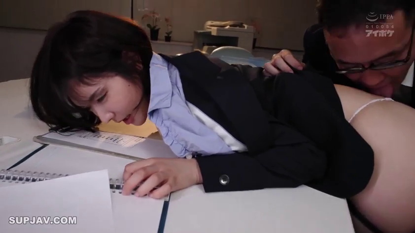 专注 · 办公室 · 办公桌 · 中景 · 职业装 · 职场 · 舔舐 · 趴伏