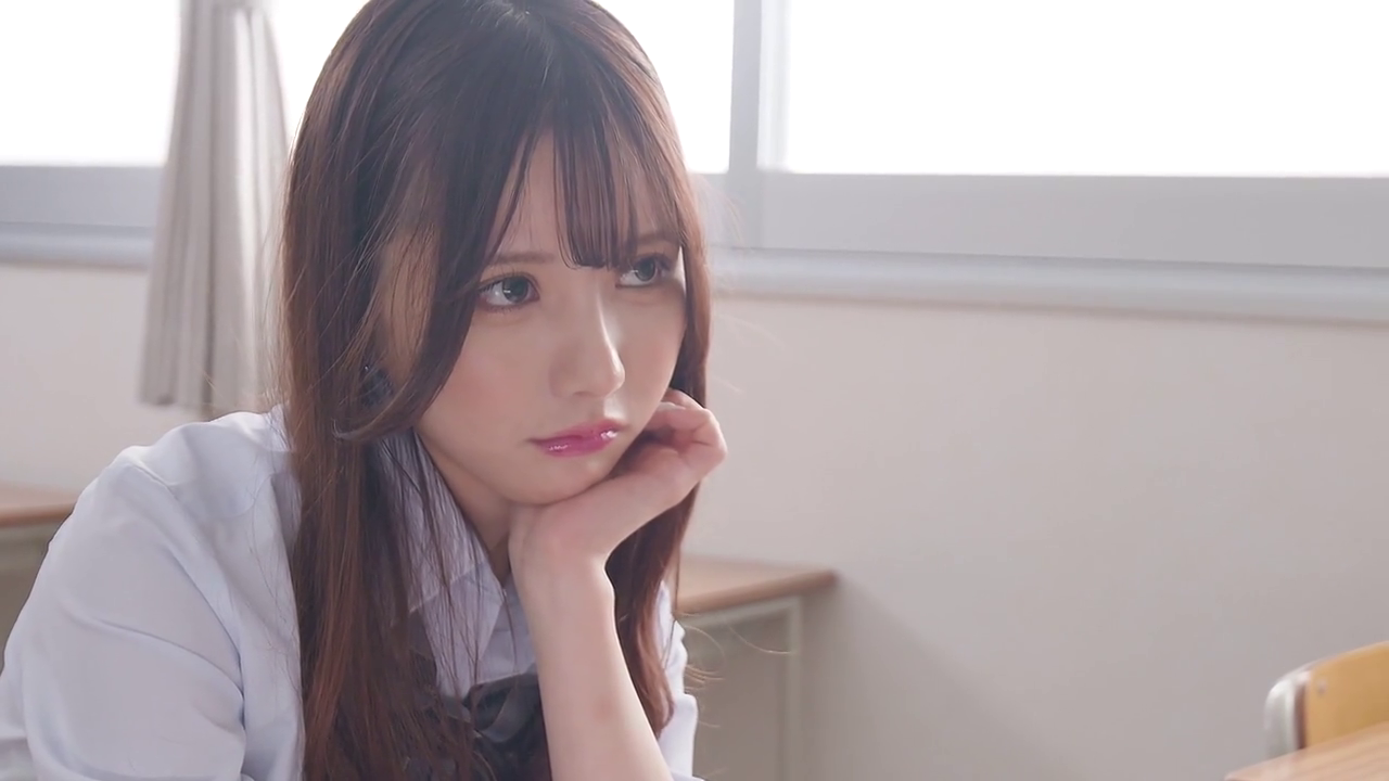 托腮 · 忧郁 · 校服 · 教室 · 中景 · 发呆 · 书桌 · 披肩发